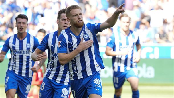 Carlos Vicente, berdinketaren gola ospatzen. EFE