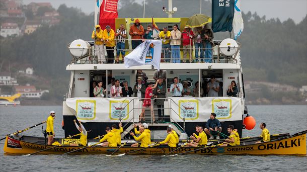 El patrón de Orio Gorka Aranberri ondea la Bandera de Bueu. Foto: Aitor Arrizabalaga | ACT