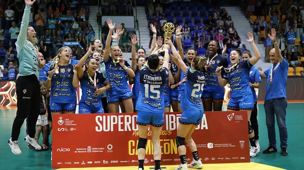 Las jugadoras del Bera Bera levantan la Supercopa. Foto: EFE