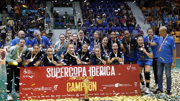 Las jugadoras del Bera Bera con la Supercopa. Foto: EFE