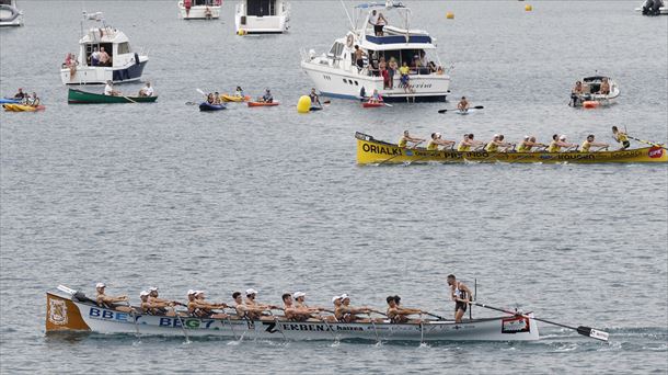 Las traineras de Zierbena y Orio. EFE