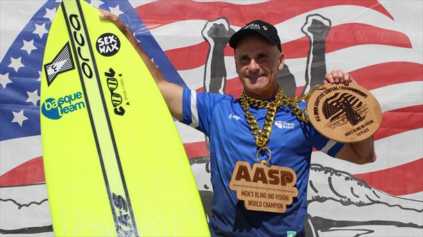 Aitor Francesena tras proclamarse por sexta vez campeón del mundo. Imagen: Basque Team