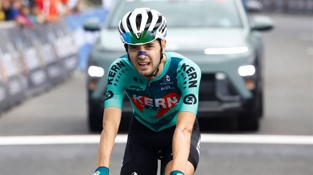 Parra Kern Pharmatik iritsi da Caja Ruralera. Argazkia: teamcajarural-segurosrga.com/.