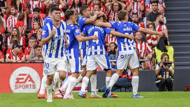 Alaveseko jokalariak gola ospatzen. Argazkia: EFE