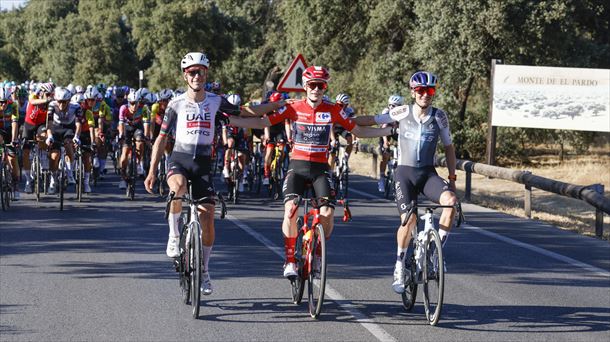 Joao Almeida, Jonas Vingegaard y Tom Pidcock al inicio de la última etapa. EFE 