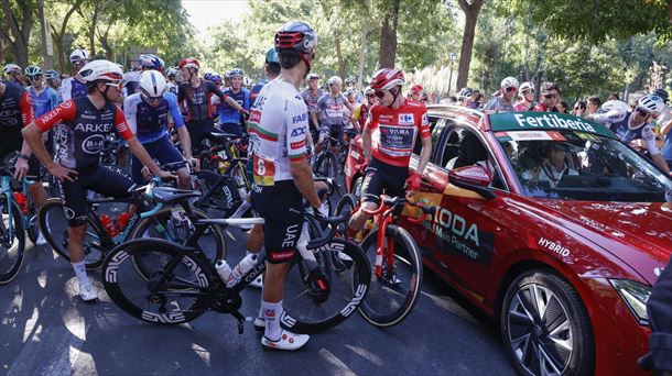 Momento en que la organización para la carrera. EFE