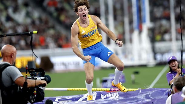 Duplantis celebra su nueva hazaña en Tokio (Japón). Foto: EFE