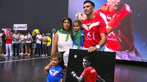 Omenaldi beroa egin diote Mikel Urrutikoetxeari bere azken partidan