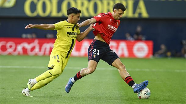 Abel Bretones controla el balón, ante Akhomach, en una acción del partido. Foto: EFE. 
