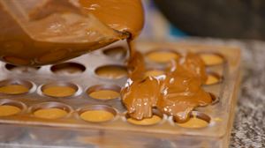 Bonboiak egiteko teknika irakatsi digu Chocolates Iruneko Aitziber Falquek