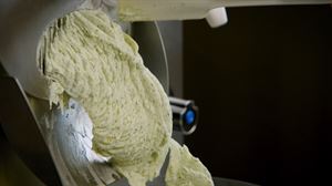 Mojito sorbetea prestatu digute Yon Gallardo izozkigile ezagunaren dendan 