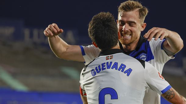 Guevararen eta Carlos Vicenteren arteko besarkada, berdinketaren gola egin ondoren. Argazkia: EFE