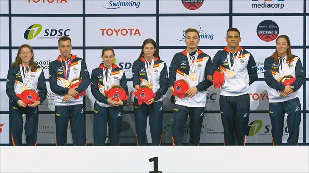 El equipo de 4x100 estilos en lo más alto del podio en Singapur. Imagen: Comité Paraolímpico Español
