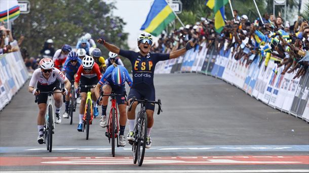 Paula Ostiz celebra su triunfo en la meta de Kigali. EFE