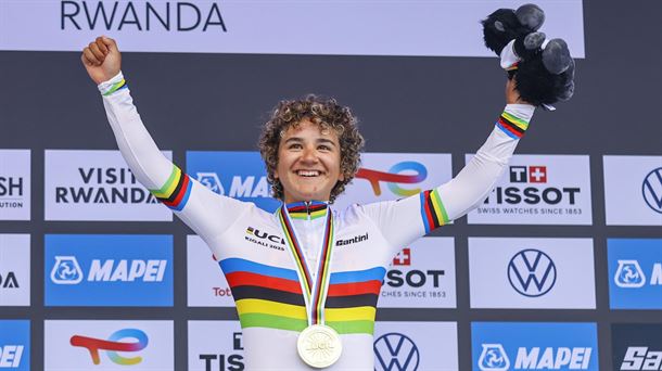 Paula Ostiz, munduko txapelduna, ostadar maillota jantzi berritan. EFE