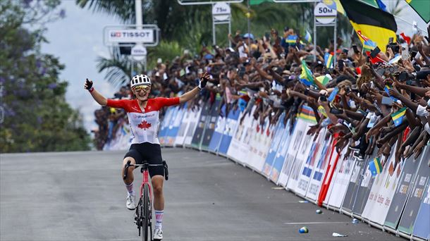 Magdeleine Valliers cruza en solitario la línea de meta en Kigali. EFE