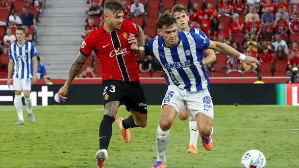 Lucas Boye, baloiarekin, Pablo Maffeoren aurrean. Argazkia: EFE