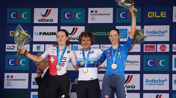 Paula Ostiz, podiumean. Argazkia: @RFECiclismo.