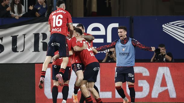 Jugadores de Osasuna celebrando el gol de Bretones. Foto: EFE