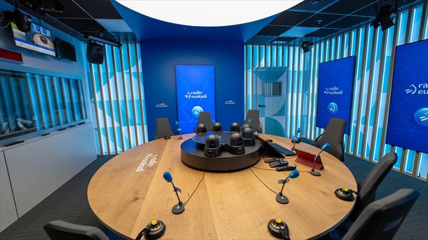 Radio Euskadiko estudio nagusiko mahaia