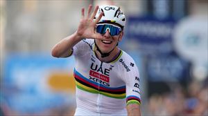 Pogacar hace historia en la Clásica de las hojas muertas