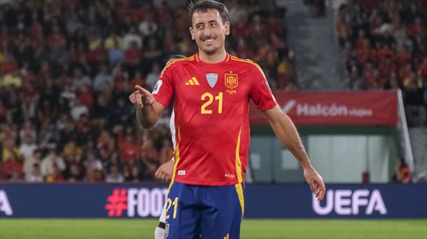 Mikel Oyarzabal celebra su gol con España. Foto: Efe.