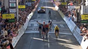 El veterano Matteo Trentin vence al esprint y gana su tercera París-Tours