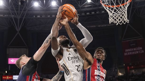 Trent Forrest, irudiaren eskuineko aldean, Real Madrilen kontrako partidan