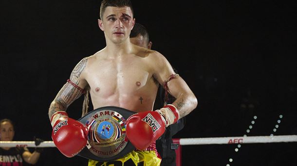 Ion Fernandez, txapeldunaren gerrikoarekin. Argazkia: Efe.