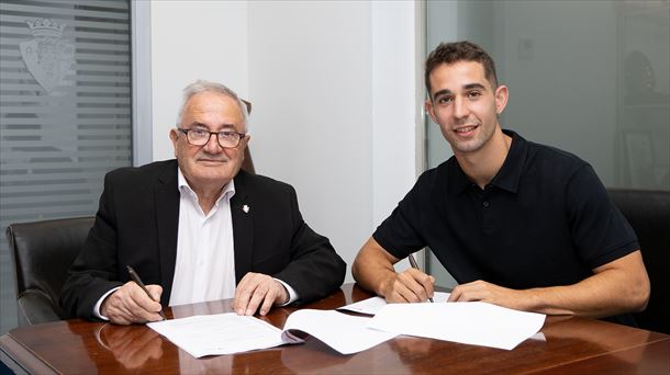 Luis Sabalza eta Asier Osambela, kontratua berritzeko sinaduran. Irudia: Osasuna