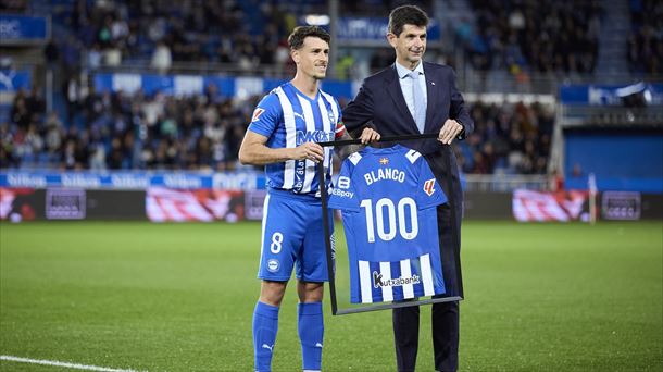 Homenaje a Antonio Blanco por sus 100 partidos con el Alavés. Foto: Europ Press