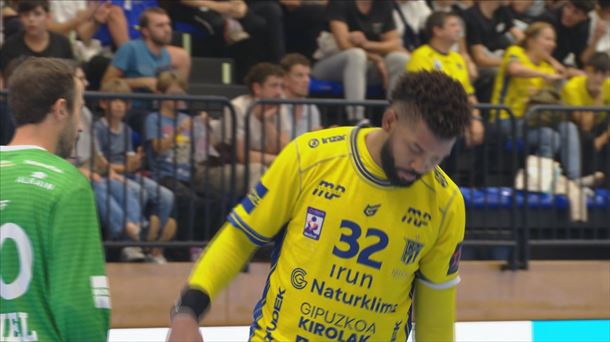 Decepción en las filas irundarras tras caer ante el Flensburg alemán en Artaleku. Imagen: EITB