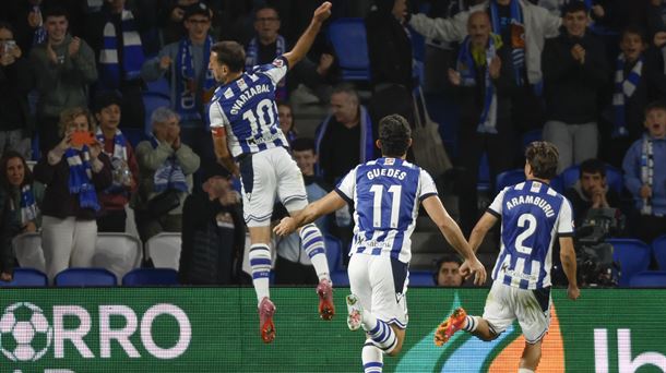 Oyarzabal celebra uno de sus goles. Foto: EFE