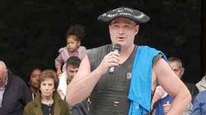 El emotivo bertso de Inaxio Perurena en su despedida en Leitza