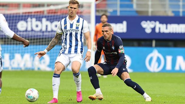 Arbilla, Leganeseko jokalari batekin. Argazkia: @SDEibar.