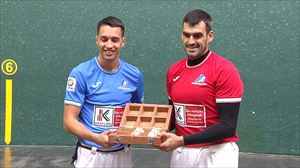 Zabala y Ezkurdia seleccionan el material y ya están preparados para la semifinal del Cuatro y Medio 