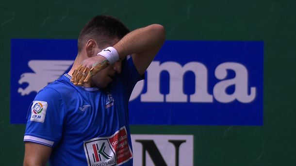 Murua se quita el sudor en un partido del Cuatro y Medio Serie B. Imagen: EITB