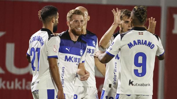 Mariano eta Carlos Vicente taldekideekin goletako bat ospatzen. Argazkia: EFE