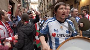 Las aficiones de la Real y el Athletic disfrutan del buen ambiente en la Parte Vieja de Donostia