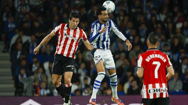 Vivian y Brais en una jugada del partido. Foto: EFE
