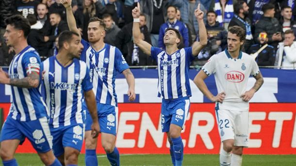 Alaveseko jokalariak Boyeren gola ospatzen. Argazkia: EFE