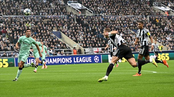 El remate inapelable de Burn, en el primer tanto de el Newcastle. Foto: EFE