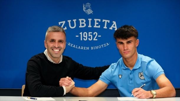 Gorka Carrera rubrica su nuevo contrato en Zubieta. Imagen: Real Sociedad
