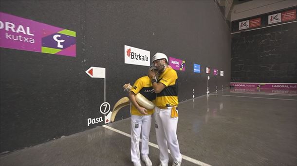 Imanol López abraza a Eñaut Urreisti tras lograr la victoria. Imagen: EITB