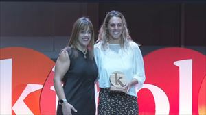 Alex Txikon y Nadia Erostarbe reciben el Gipuzkoa Kirol Saria