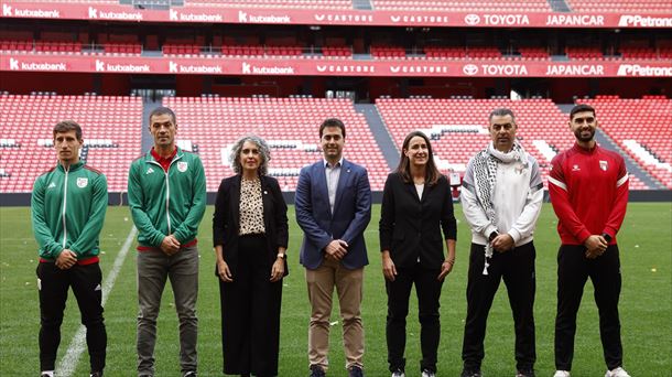 Entrantzaileak, jokalariak eta erakundeetako ordezkariak San Mamesen. EFE