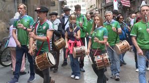 Ambiente solidario y música en los prolegómenos del partido entre Euskal Selekzioa y Palestina