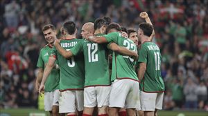 Euskal Selekzioako jokalariak gola ospatzen