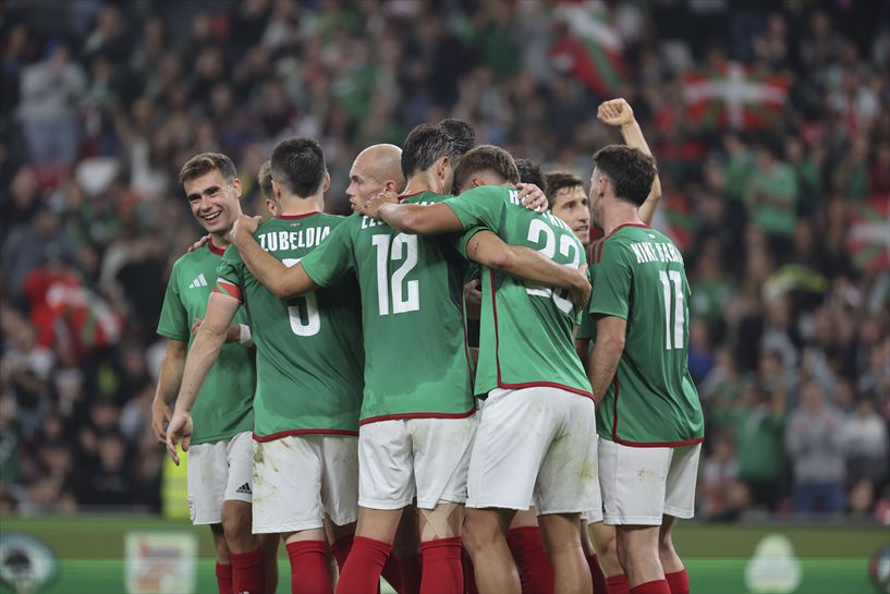 Euskal Selekzioako jokalariak gola ospatzen