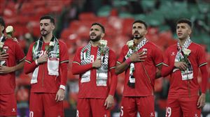 Palestinako jokalariak Palestinako ereserkia entzuten